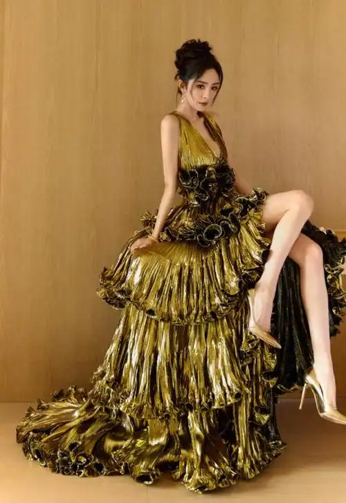 昨天,杨幂在三亚的品牌活动上亮相,一身金光深v礼服亮相,仿佛是整个