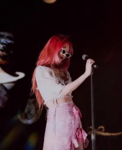 崔雪莉新歌舞台最初公开风格五彩缤纷与歌迷近距离沟通