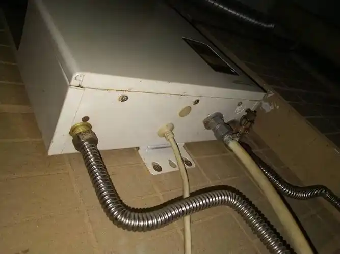 燃气热水器换电池(燃气热水器换电池的地方在哪里)