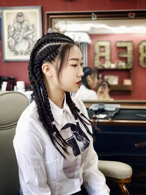 女生黑人编发造型 客人特地从苏州感到南京来做辫子地垄沟辫造型 贴头