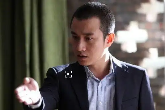 文章终于换发型了,一头小卷发的他要在2018从头开始