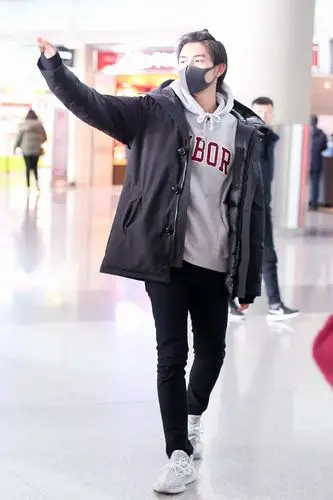 陈飞宇的卫衣穿搭显个性,扎"小揪揪"帅气十足