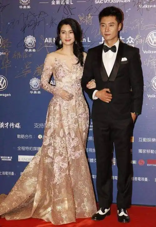 戴着小红帽的洪欣,素颜状态倒是和靓靓袁咏仪很相似呢!