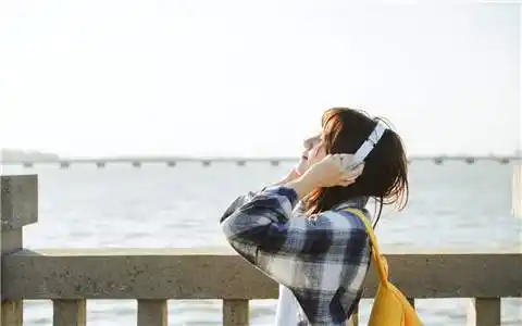 一个人静静听歌的心情说说朋友圈分享好听音乐的说说