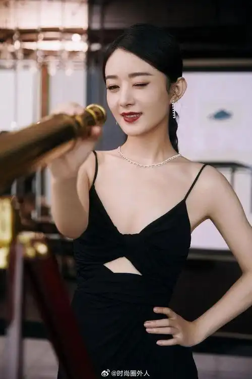 赵丽颖最新写真穿黑色吊带高开叉长裙小秀性感的颖宝呀