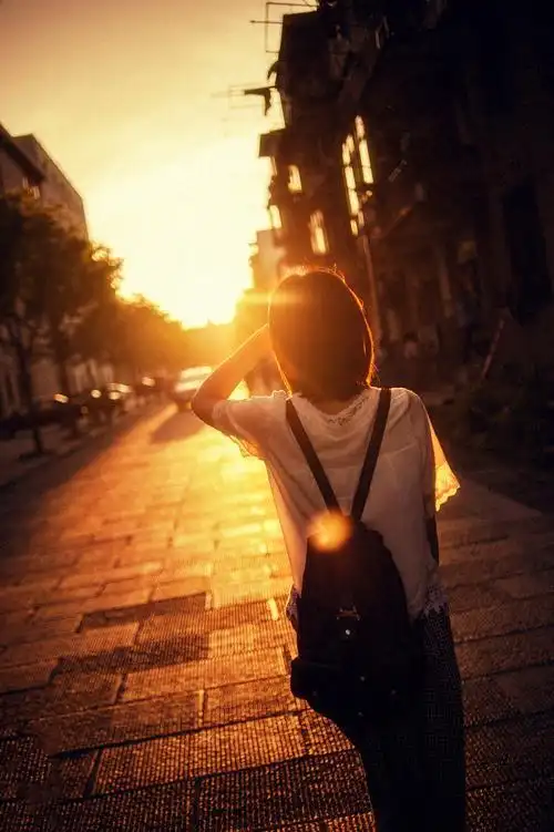 意境唯美女生背影图片