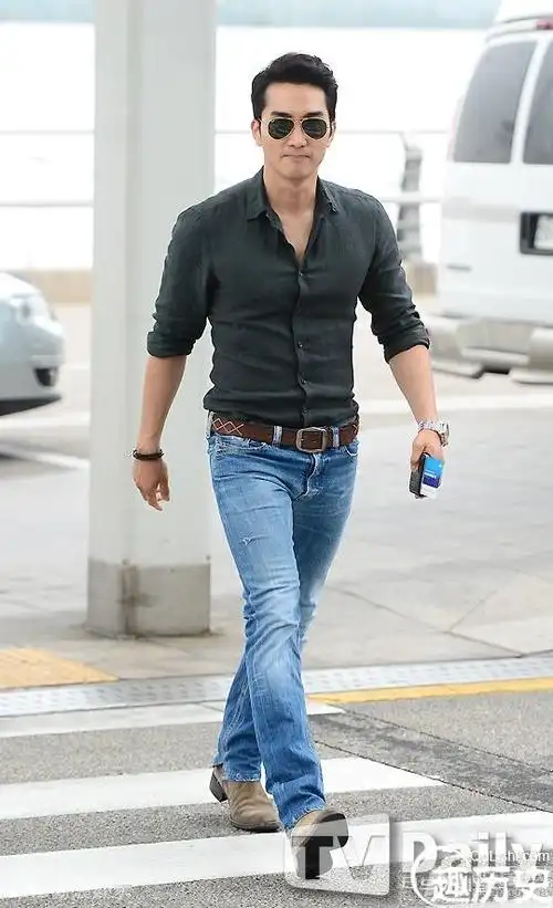 宋承宪戴黑超帅气现身机场遭粉丝围堵78