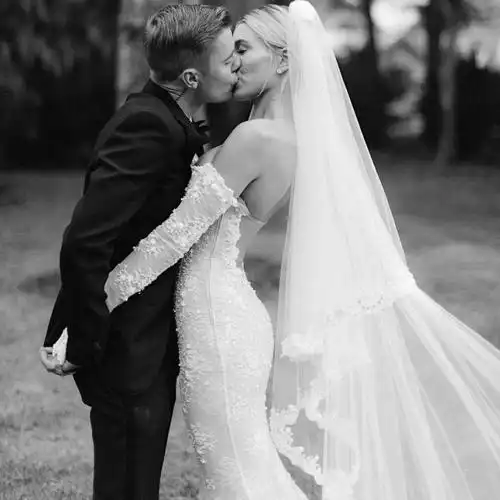 贾斯汀比伯迎来结婚2周年对爱妻海莉毫无表示遭粉丝抨击