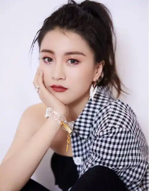 她才是人生赢家,参加"中国好声音"未夺冠,却嫁给爱奇艺副总裁_李嘉格