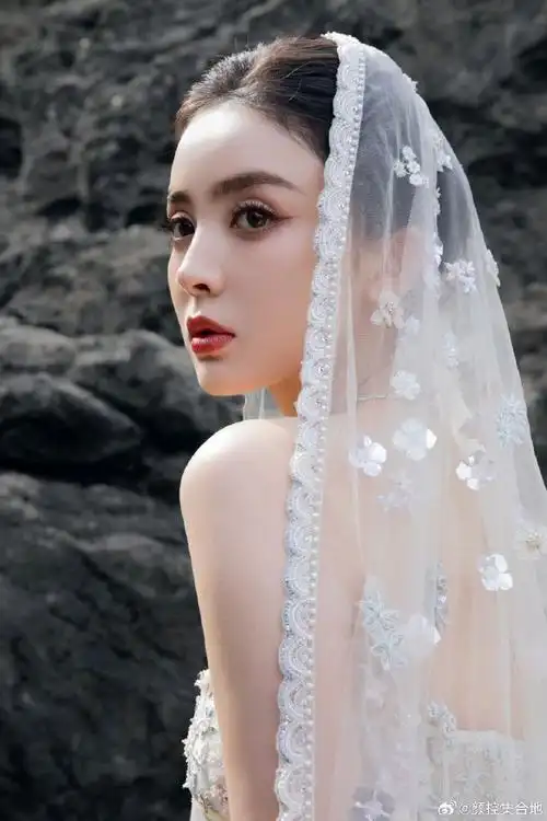 娜扎请和我结婚##elle红毯#古力娜扎这次的妆造真的一绝白色婚纱造型