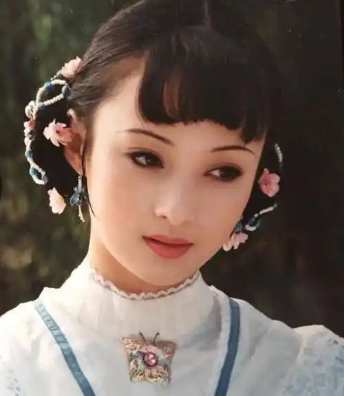 蒋勤勤年轻时照片被修复,网友:不愧是打败华妃和皇后的女人!