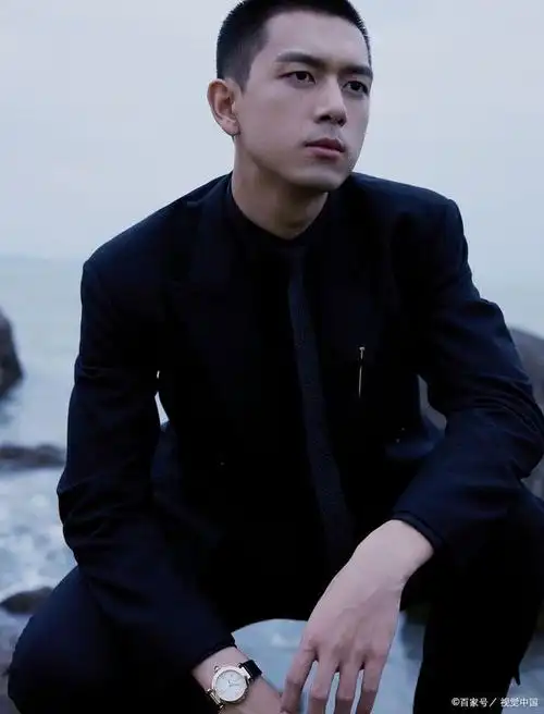 近日,李现一改往日的发型,选择了一款短发寸头造型,引发了广泛关注.