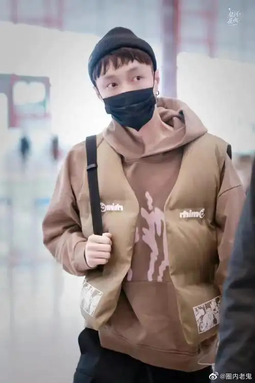 张艺兴近日新造型亮相机场,头戴黑色帽子露出刘海,粉 丝夸赞太可爱太