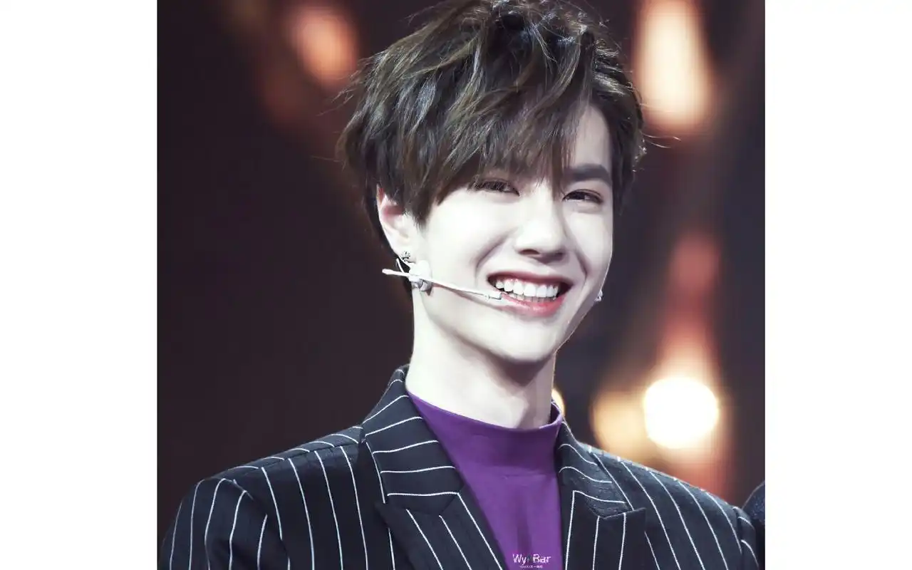 帅气偶像王一博演唱会图片桌面壁纸高清大图预览1440x900_大陆明星