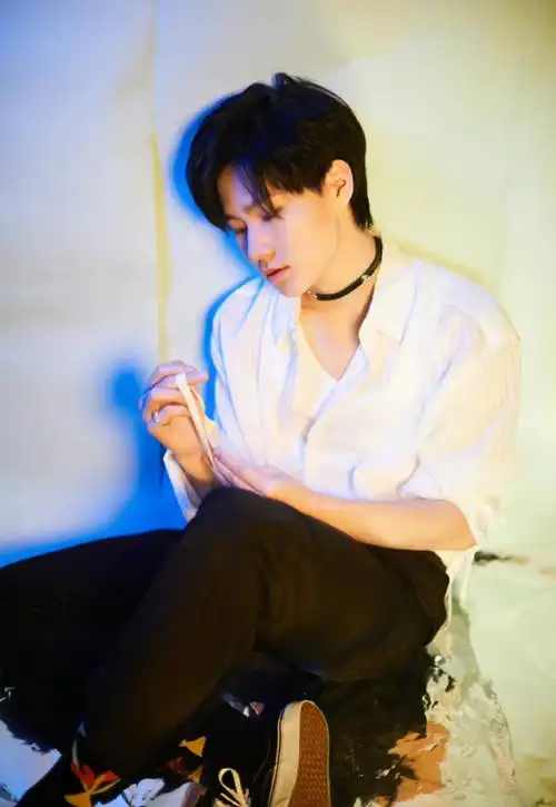 衬衫造型#张真源今晚的深v衬衫造型好好看优越的肩颈线条 喉结 锁骨!