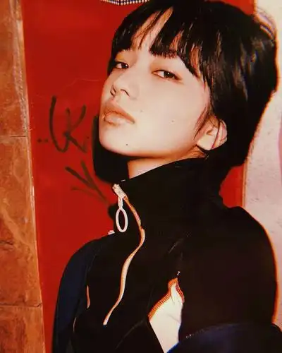 感觉lisa和小松菜奈长得好像,你们进来看看