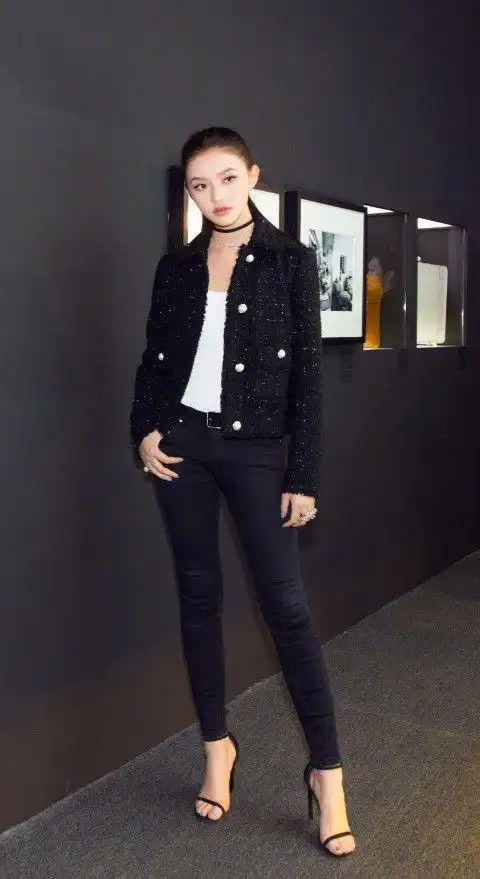 紧身的黑色牛仔裤凸显林允的大长腿,配上一字带高跟鞋更是好看