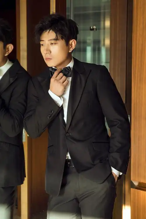 高晓攀出席长春电影节,黑色西装简约摩登感十足