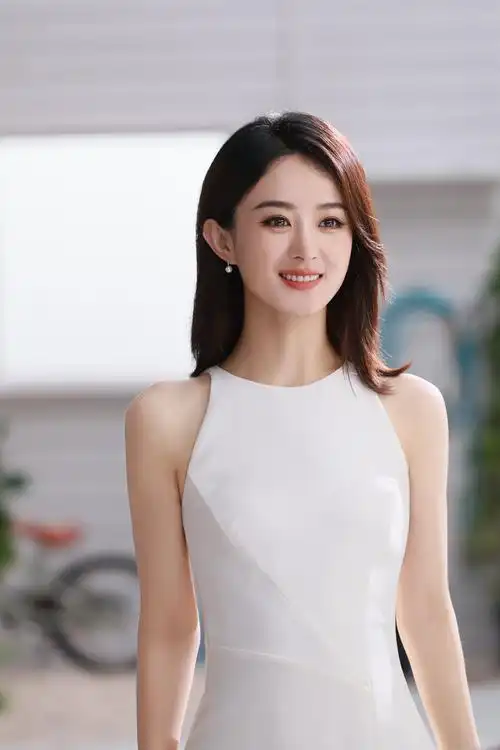 赵丽颖穿白裙温柔优雅 笑容甜美治愈人心_网易娱乐