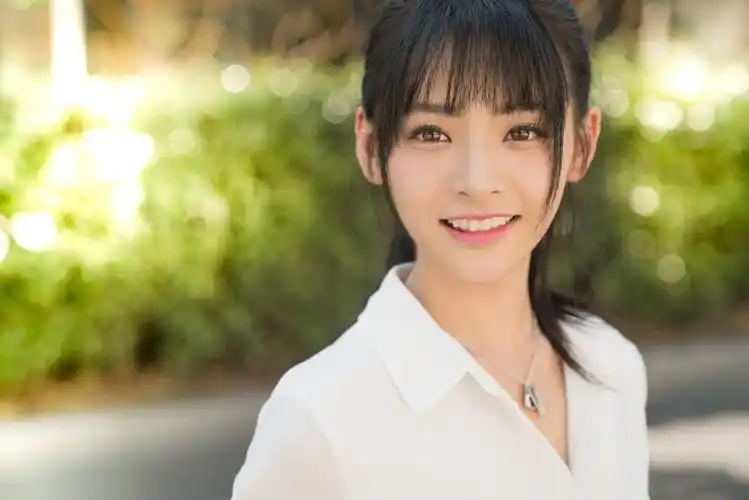 sing林津伊写真清新美好,明眸皓齿似拍牙膏广告