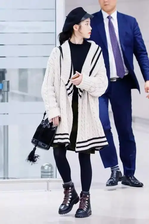 iu济州岛旅行照曝光,没想到她私下穿衣风格居然有点酷?