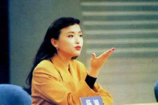 名主持杨澜的年轻照早年结婚相片流出丈夫身材魁梧