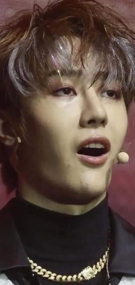 王一博的近照脸僵眼小,肤质差还冒痘,网友:配不上魏无羡