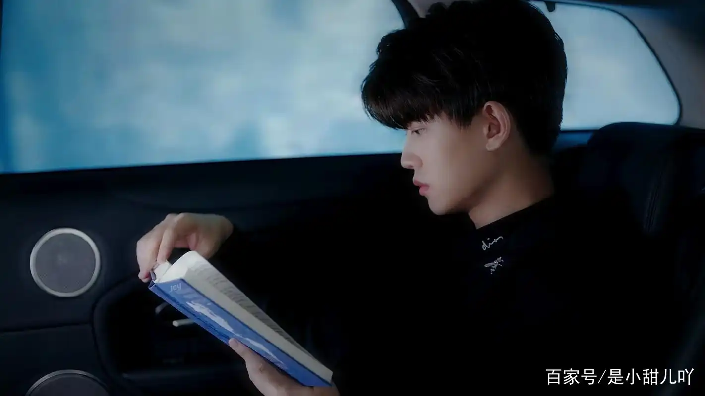 三十二岁的任嘉伦,2021年连续霸屏,他凭什么能"井喷式"的爆红