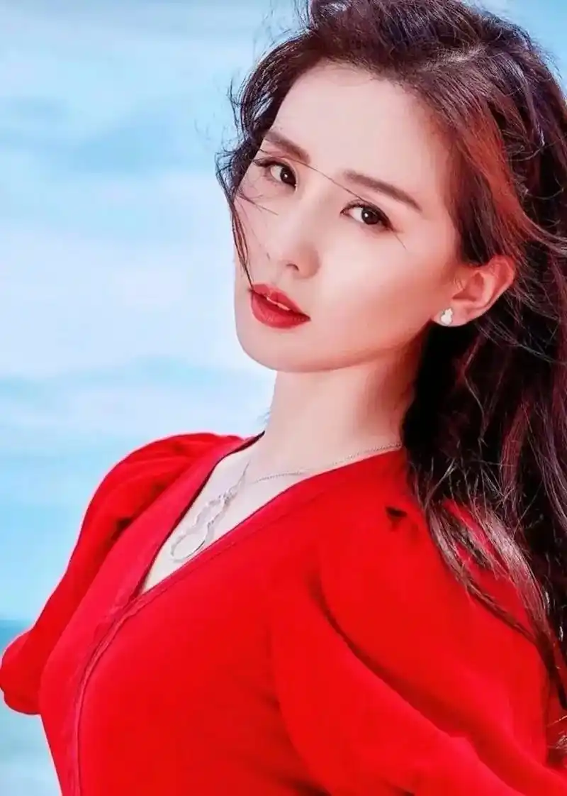 穿红色礼服的女明星真美