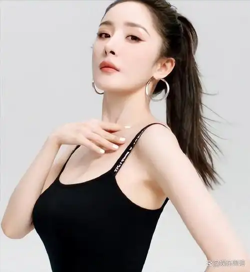 杨幂解锁纯黑色造型细腰秀马甲线魔鬼般的身材让人移不开眼