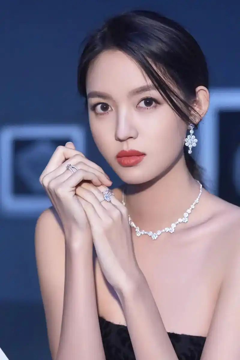 张梓琳,来自中国,是一位备受赞誉的国际名模.