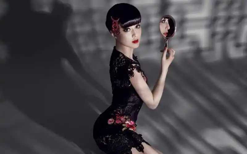 穿旗袍照镜子的大美女范冰冰