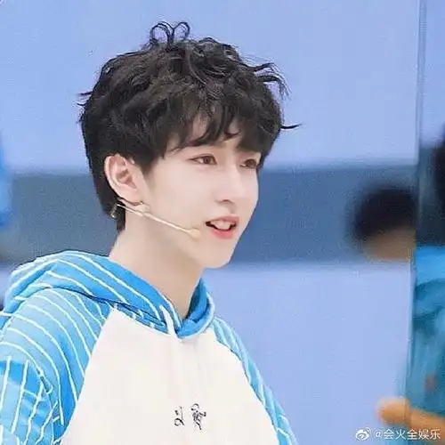 贺峻霖头发上有个爱心