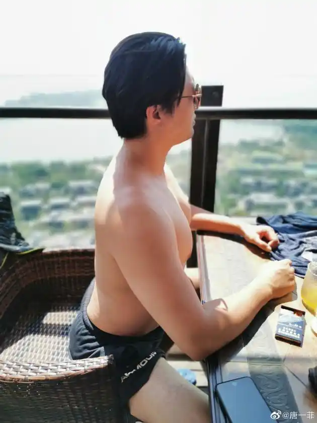 没眼看!唐一菲晒凌潇肃"黑照"坐姿妖娆画风搞笑