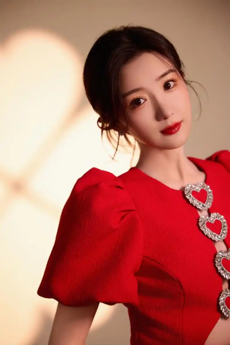 毛晓彤红色连衣裙美照,妖娆性感妩媚动人,越看越迷人!