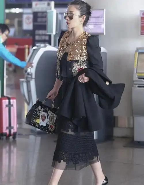 像这样的高跟设计能够拉长女性的腿部线条,让秦海璐的身材看起来非常