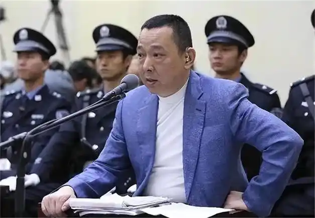 2015年身家400亿的刘汉被判死刑后在押赴刑场时神情恍惚