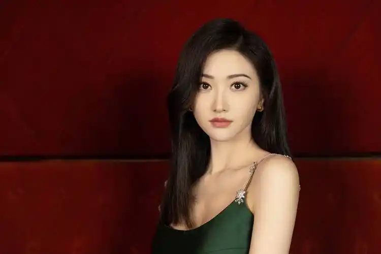 景甜穿墨绿长裙超大气 尽显霸气高冷御姐范