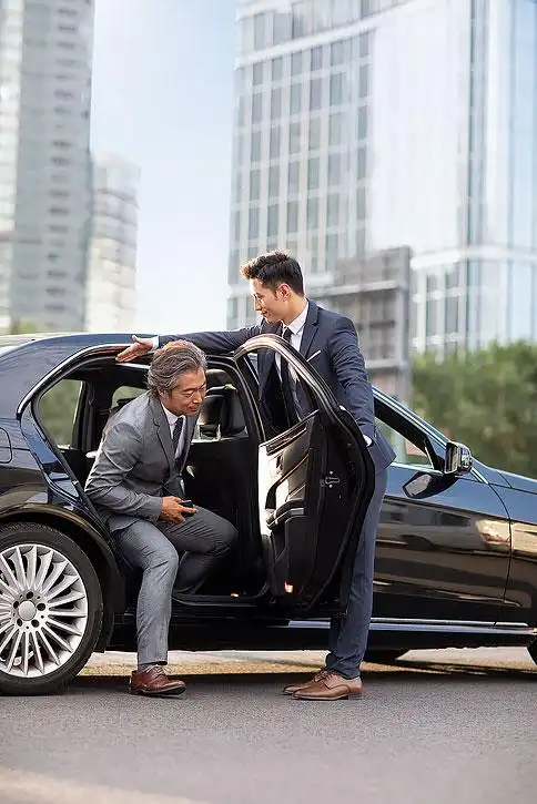 成功的商务男士下车