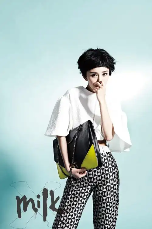 杨幂双面造型俏皮短发灵动性感率真