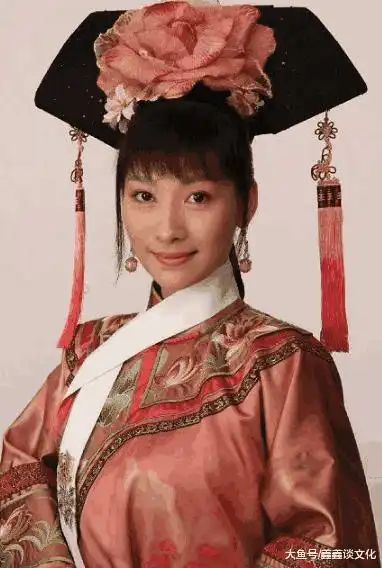 安陵容定妆照,这朵旗头上的大花代表了她不安于室的性格,不过这个