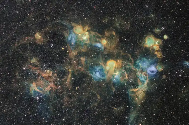 4000张2亿像素拼贴 见证唯美星系外的璀璨