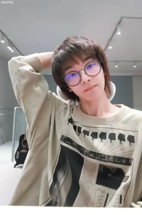 华晨宇火星演唱会#乖乖的06  刚刚下楼下楼拿着花花哥哥的照片去拿