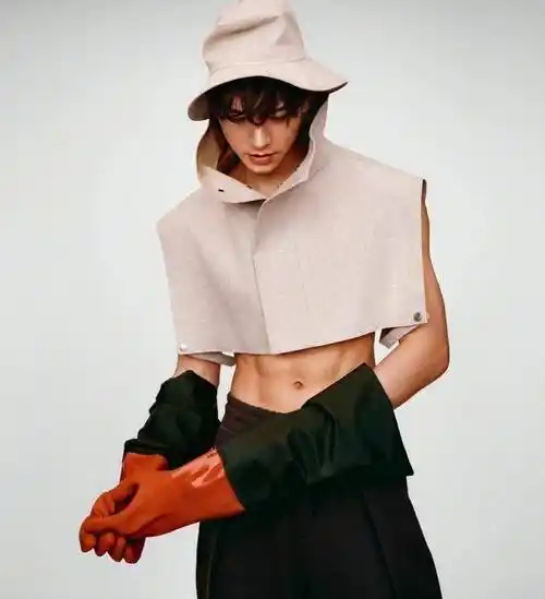 龚俊慵懒复古秋意大片曝光,照片中,龚俊变身农场主大秀腹肌,挑战多种