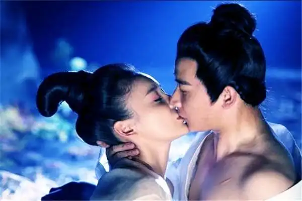 宋承宪和刘亦菲当初在《第三种爱情》的吻戏,看看多深情,真是越吻越