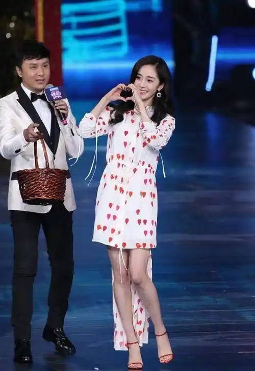 杨幂身材真好穿无袖裙一点赘肉也没有这身材哪像生过孩子的人