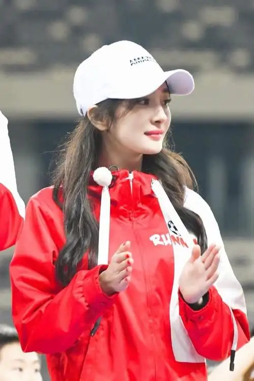 杨幂 一身红色运动服现身跑男,青春活力十足