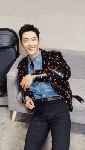 肖战上线营业挑战一键换装 耍帅失败暴露憨憨本质_手机搜狐网