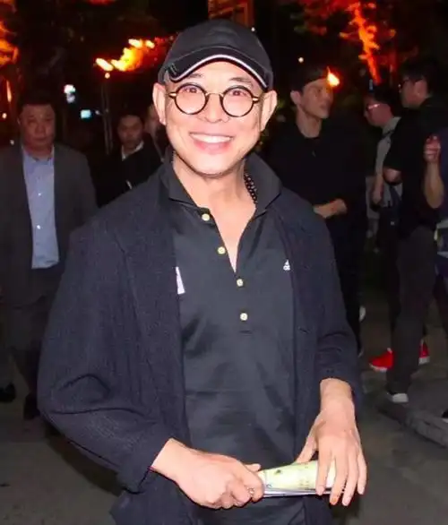 61岁李连杰露面:瘦了精神了!带女儿看望受伤向太,两家