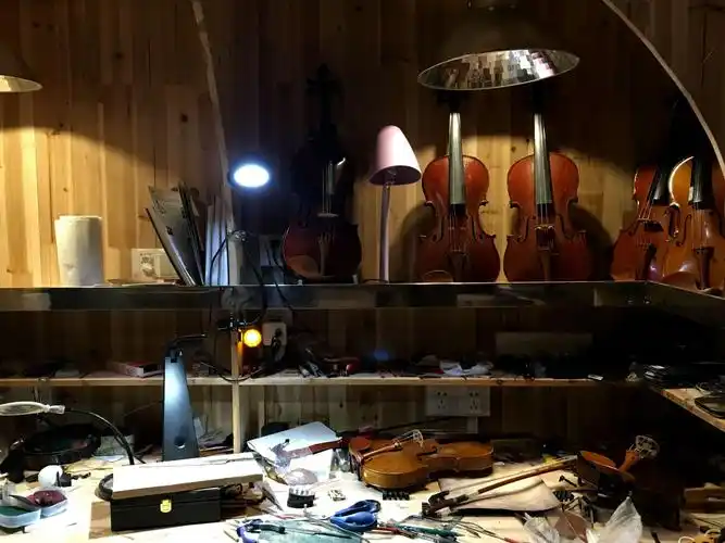 来到上海王厂长的小提琴工作室,修理小提琴的工具一应俱全.